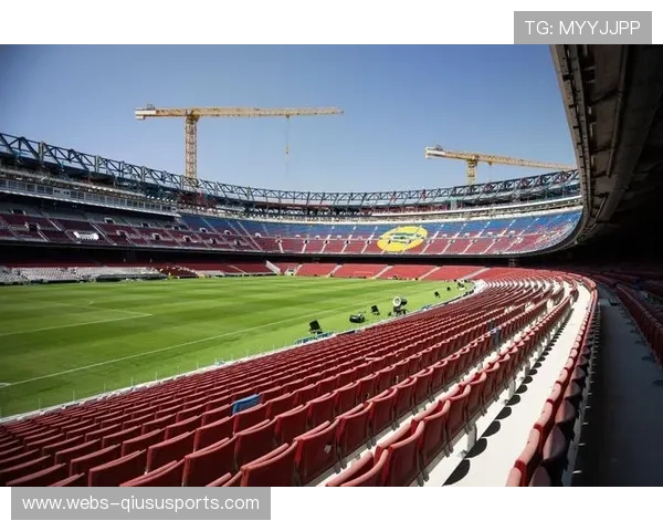 诺坎普球场出现争议判罚，巴萨球迷集体表达不满